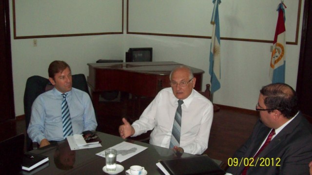 Dr. Rodrigo Borla junto al Intendente de San Justo, Mario Rubén Silvestrini y el Coordinador del Nodo, Dr. Carlos Suárez.