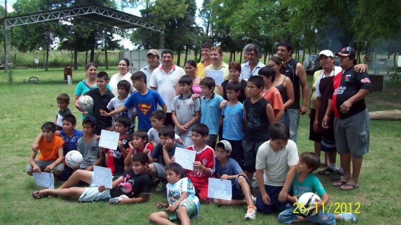 El Senador Dr. Rodrigo Borla junto a los profesores de la escuelita de fútbol, padres y los chicos.