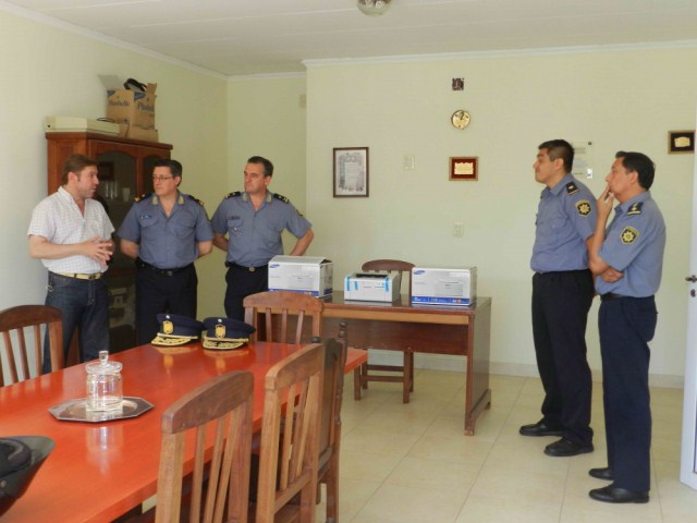 En la Seccional Segunda de San Justo, Rodrigo Borla junto al Jefe de Policía de la Unidad Regional XVI, Com. Héctor Romang, y demás autoridades.
