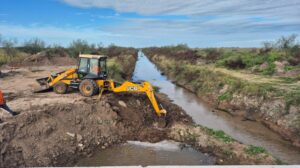 PREVENCIÓN DEL RIESGO HÍDRICO: SE LICITARON LOS TRABAJOS PARA LA LIMPIEZA DE CANALES TRONCALES EN EL DEPARTAMENTO SAN JUSTO.